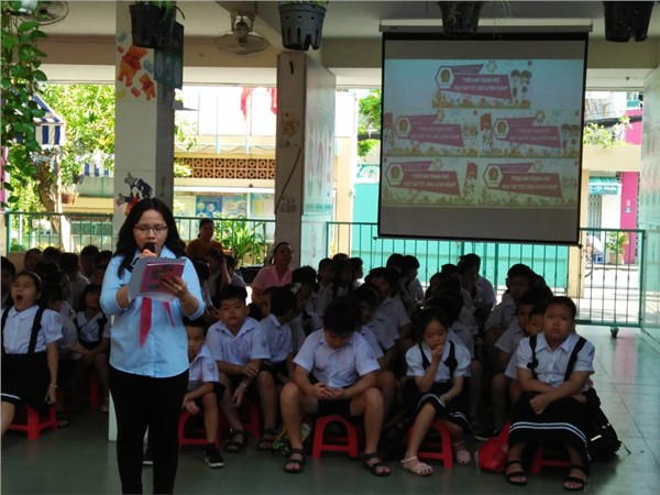 Liên đội phát động chủ đề công tác Đội và phong trào thiếu nhi năm học 2018-2019  THIẾU NHI THÀNH PHỐ HỌC TẬP TỐT, RÈN LUYỆN CHĂM 
